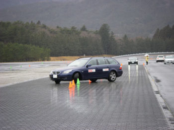 低ミュー路スラローム 走行