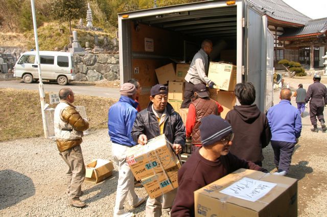 東日本大震災活動 物資の積み降ろし