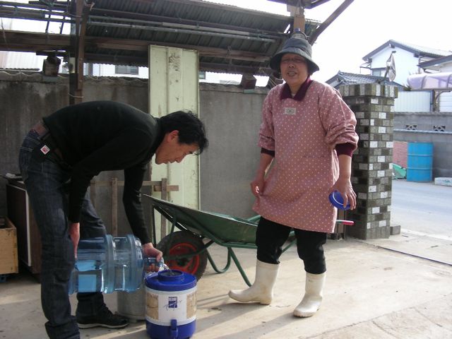 近田さん水配達２