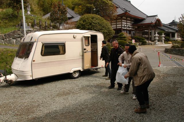 キャンピングカー 支援物資