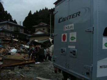 東日本大震災活動 三菱キャンターリア