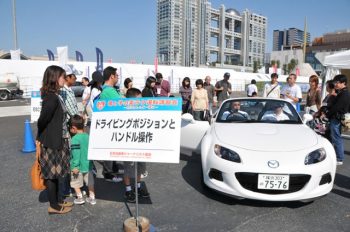 母と子の楽ラク運転講習会 急ブレーキ体験とESC のデモンストレーション2012 ドライビングポジション&ハンドル操作