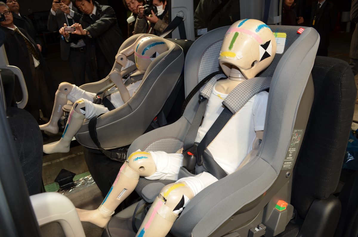 平成24年度　自動車アセスメント試験公開 チャイルドシート ダミー人形