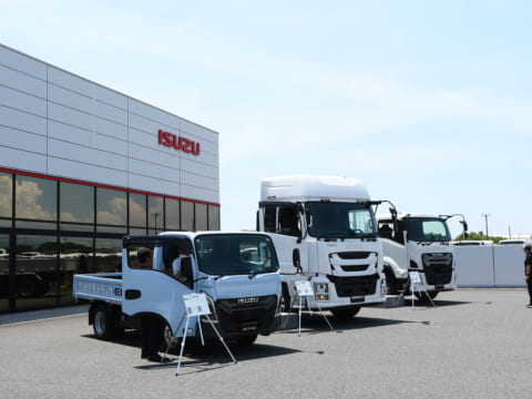 屋外に展示された各種車両