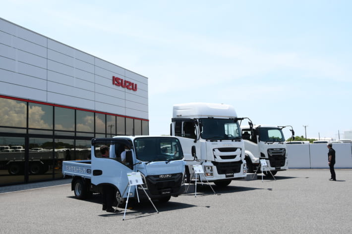 屋外に展示された各種車両