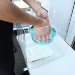 エルフの荷台に載せられた色水のボウル