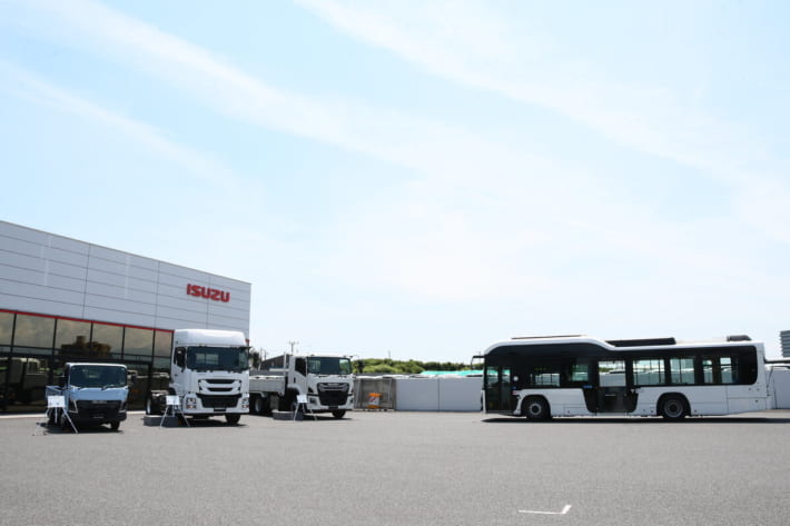 屋外に展示された各種車両